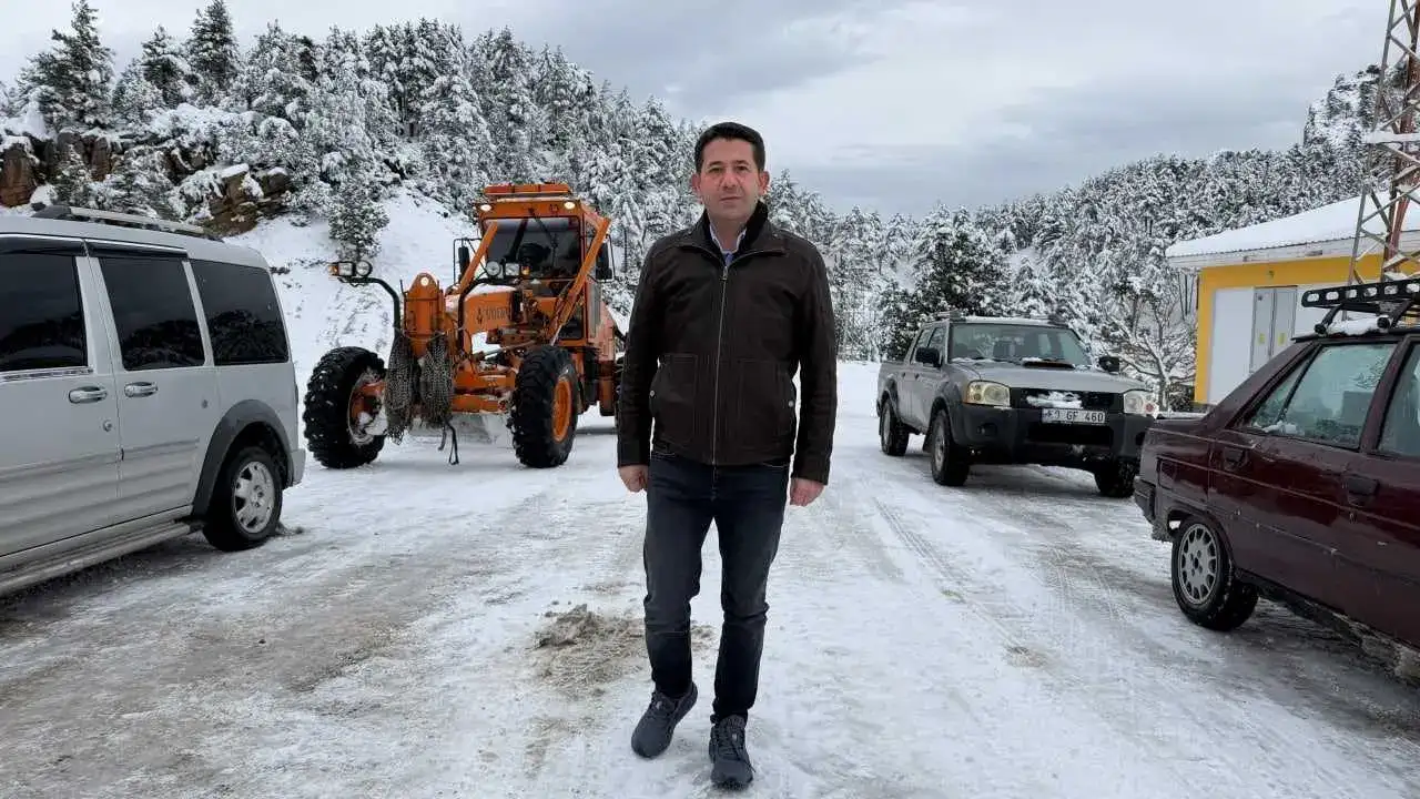 Adana’da Kar Seferberliği: Mahsur Kalanlar Çay İkramıyla Isındı! 4